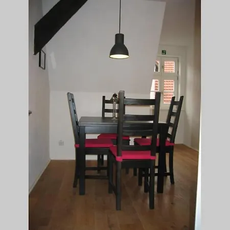 Staying In An Historic Frame House 公寓